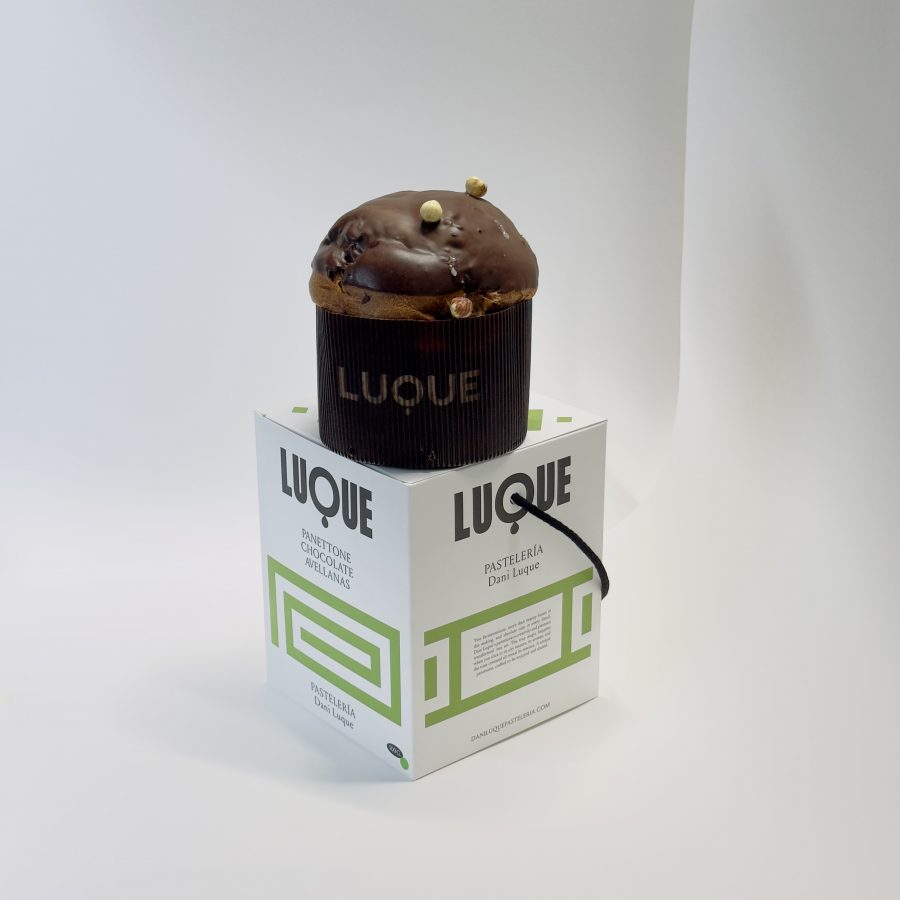 Panettone de chocolate negro, leche y avellana bañado en chocolate 54%